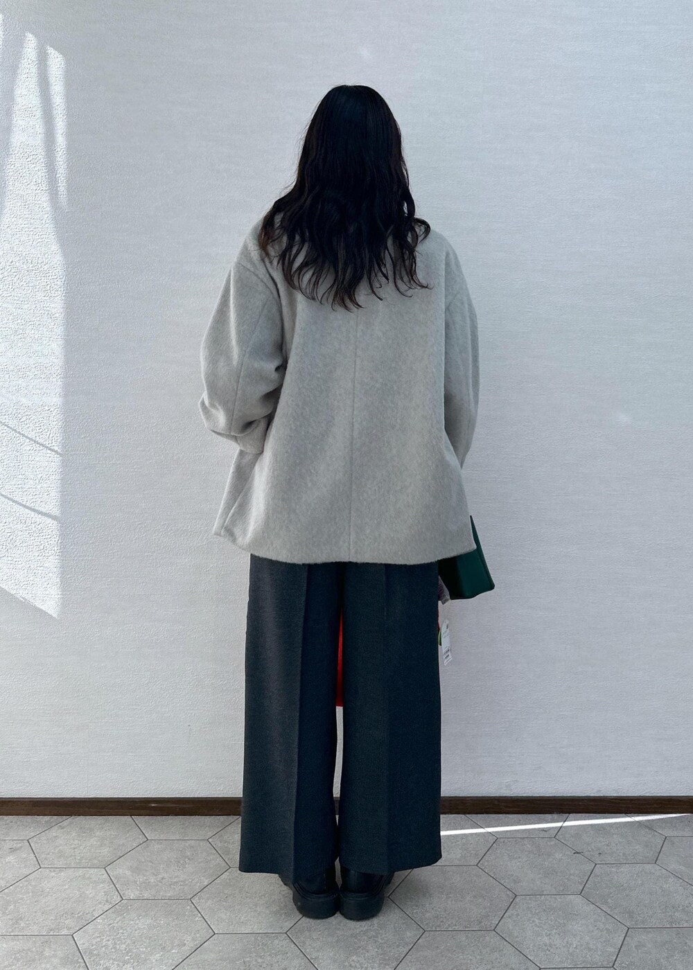 ホワイト系のニット/セーター、グレー系のその他アウター、グレー系のその他パンツを着用したレディースの冬コーディネートの6枚目の写真