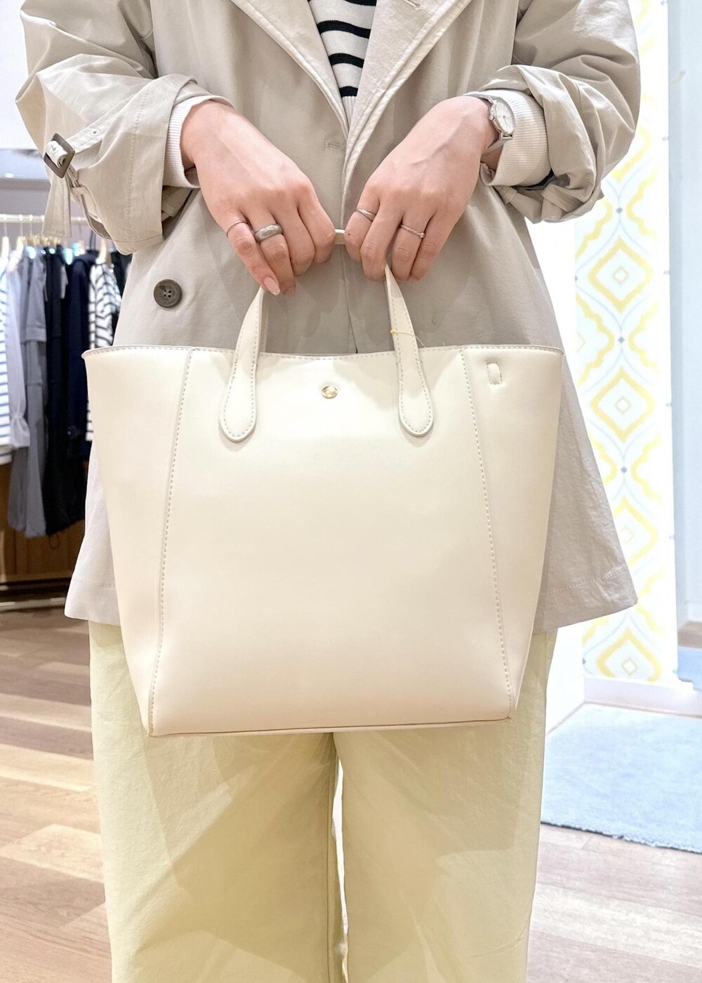 ホワイト系のトートバッグ、ホワイト系のニット/セーター、イエロー系のその他パンツを着用したレディースの春コーディネートの3枚目の写真