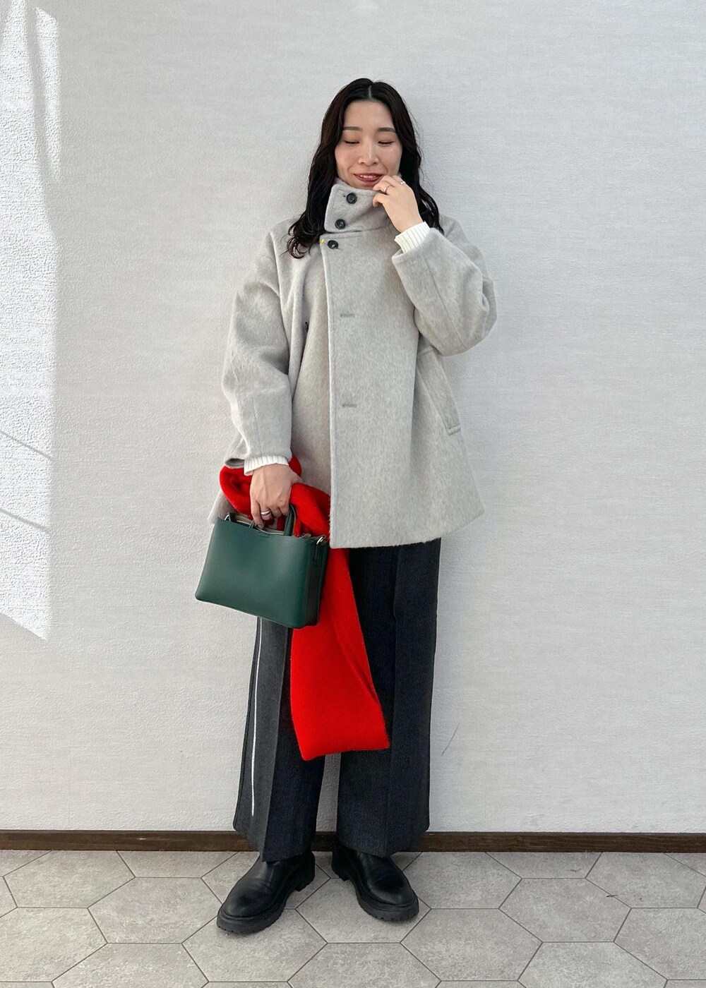 ホワイト系のニット/セーター、グレー系のその他アウター、グレー系のその他パンツを着用したレディースの冬コーディネートの3枚目の写真