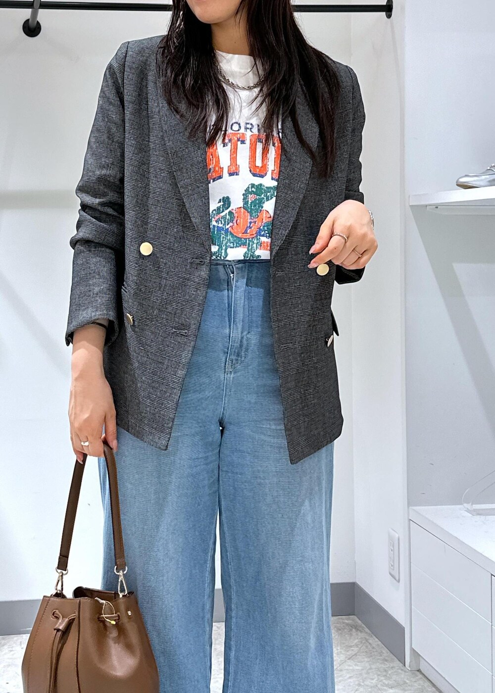 ブルー系のデニムパンツ、イエロー系のローファー、ブラウン系のショルダーバッグを着用したレディースの夏コーディネートの7枚目の写真