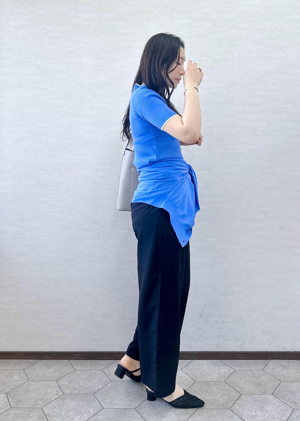 ブルー系のカーディガン/ボレロ、ブルー系のニット/セーター、ブラック系のその他パンツを着用したレディースの春コーディネートの4枚目の写真