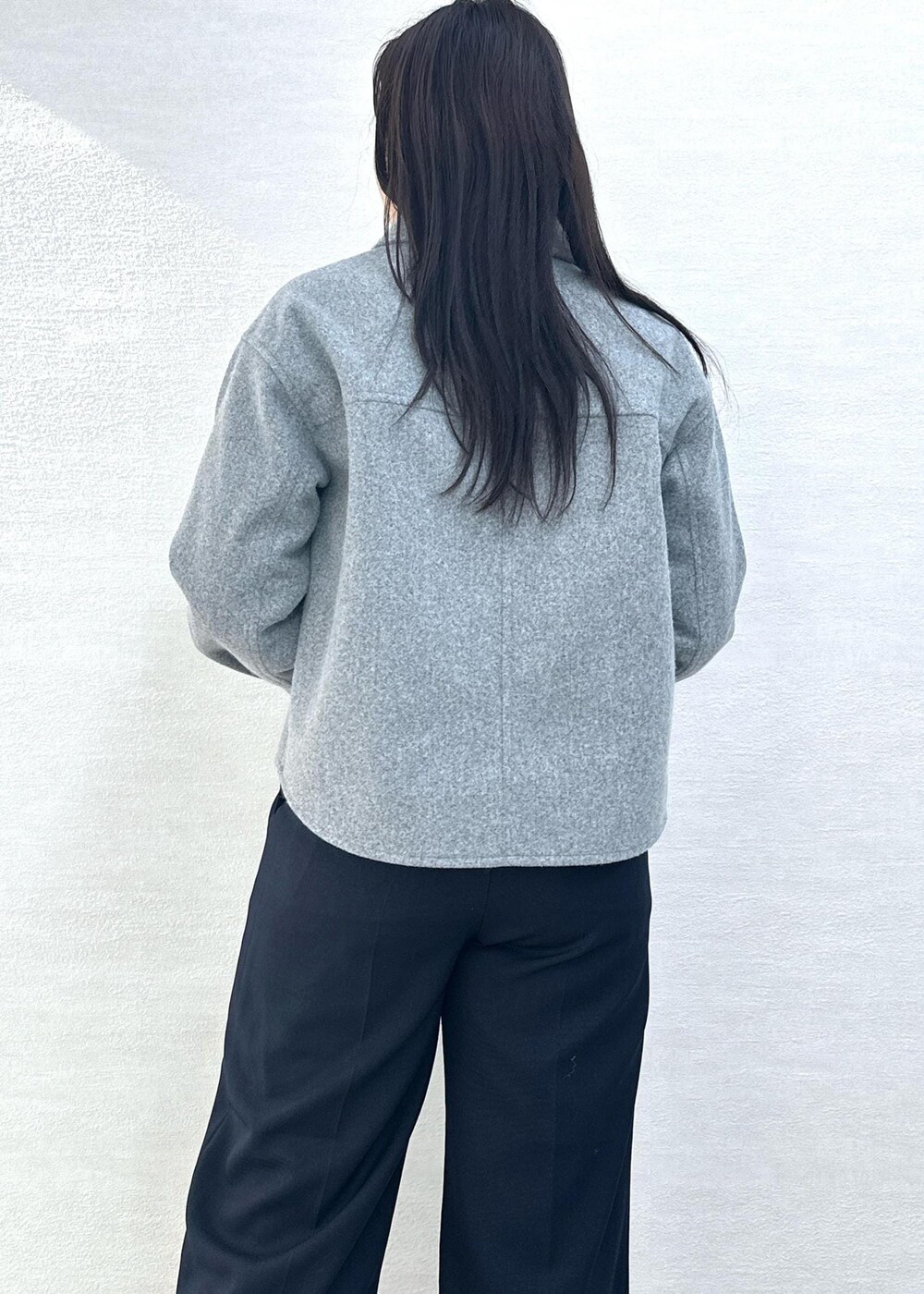 グレー系のブルゾン、ブルー系のその他パンツ、シルバー系のショルダーバッグを着用したレディースの冬コーディネートの7枚目の写真