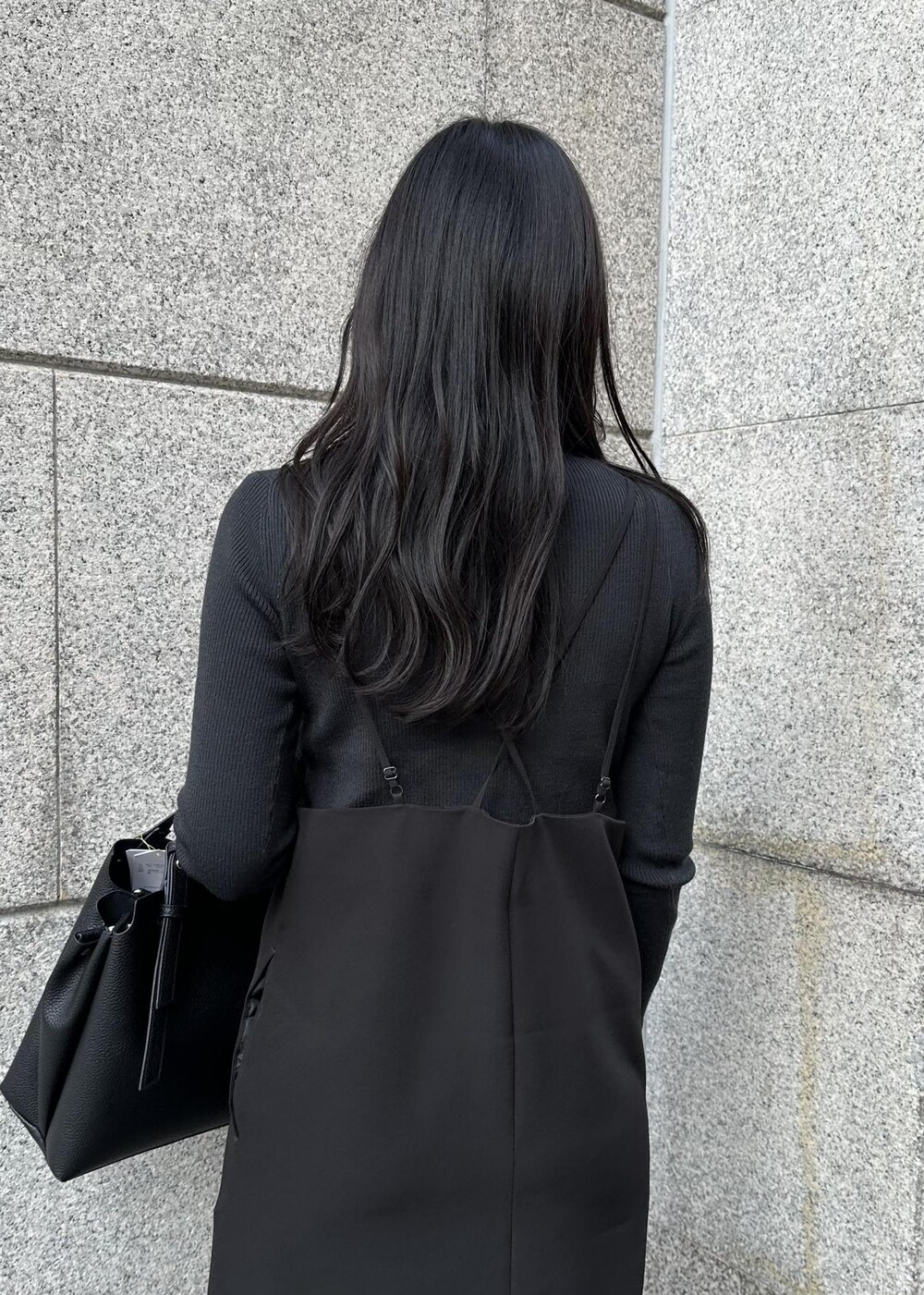 ブラック系のワンピース、グレー系のニット/セーター、ブラック系のその他アウターを着用したレディースの冬コーディネートの4枚目の写真