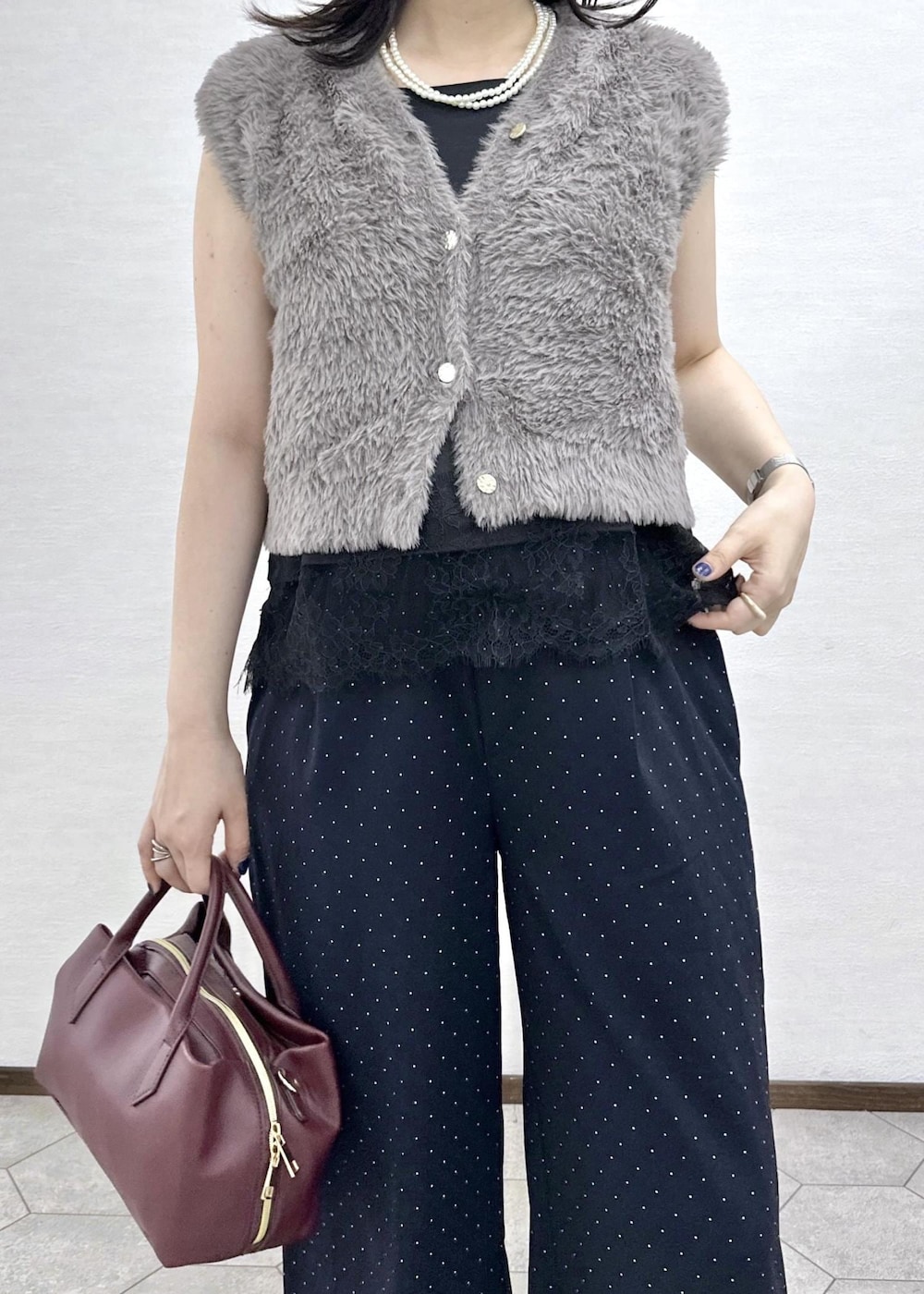 ブルー系のその他パンツ、ブラック系のキャミソール、レッド系のトートバッグを着用したレディースの夏コーディネートの6枚目の写真