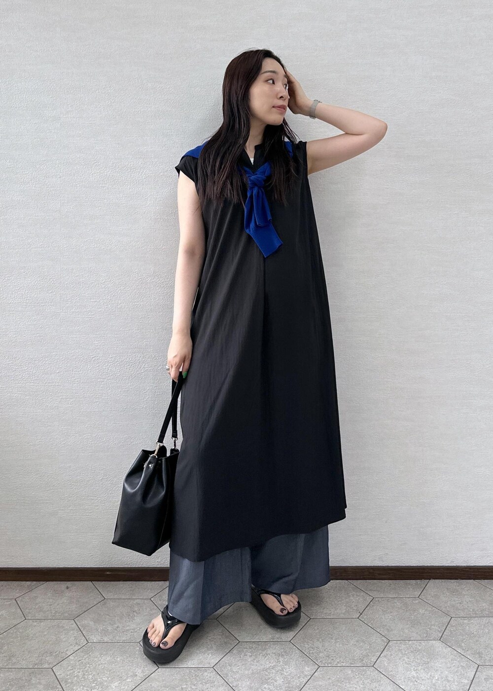 ブラック系のワンピース、ブルー系のカーディガン/ボレロ、ブルー系のその他パンツを着用したレディースの夏コーディネートの3枚目の写真