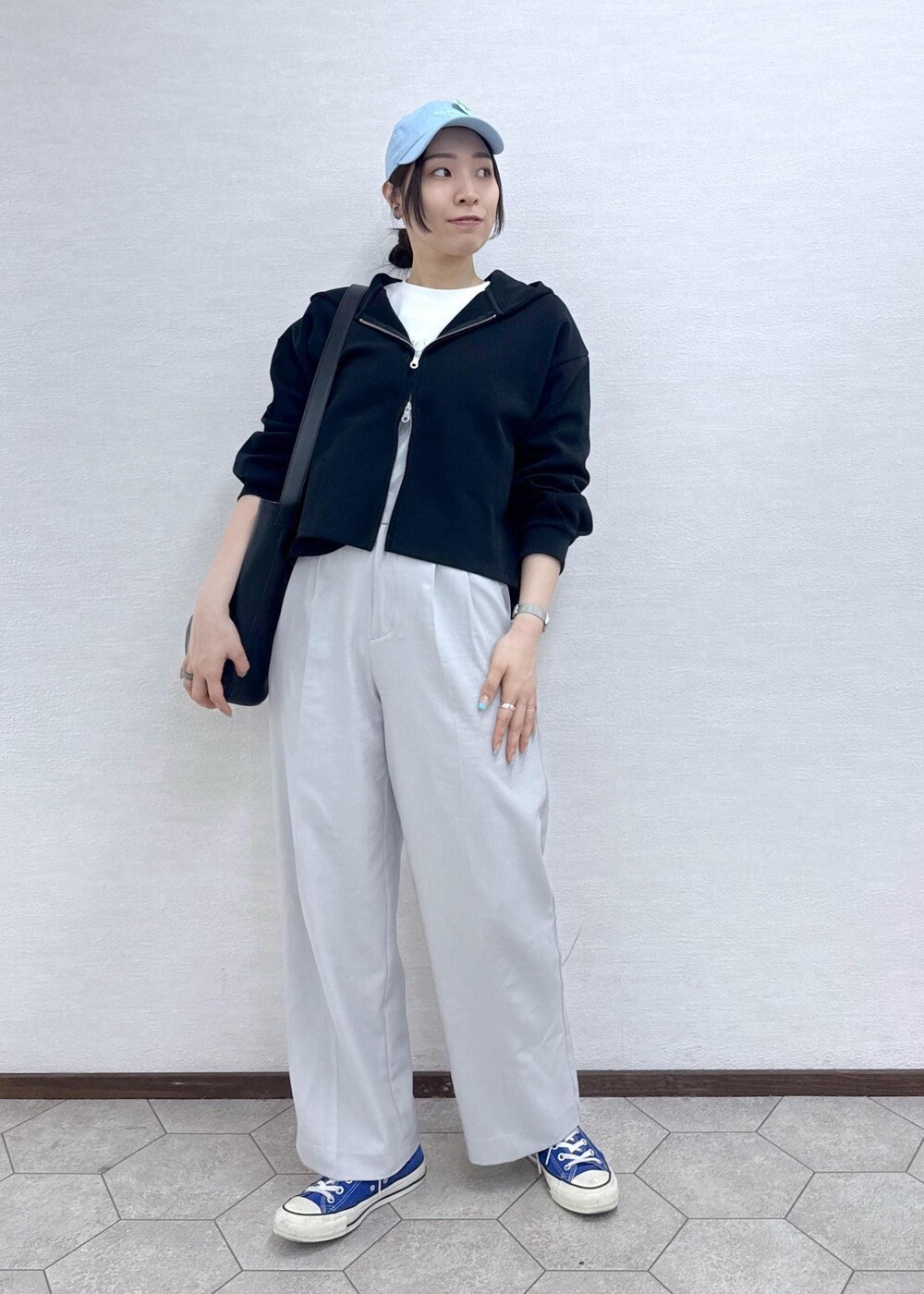 ブラック系のパーカー、グレー系のその他パンツ、ホワイト系のTシャツ/カットソーを着用したレディースの春コーディネートの2枚目の写真