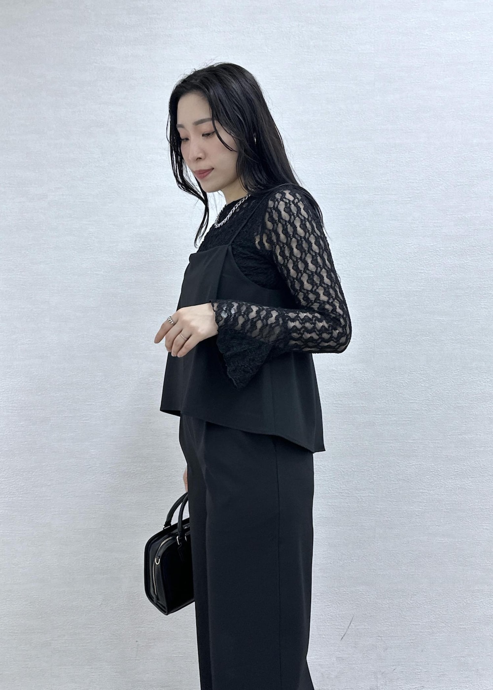 ブラック系のボストンバッグ、ブラック系のつなぎ/オールインワン、ブラック系のTシャツ/カットソーを着用したレディースの春コーディネートの6枚目の写真