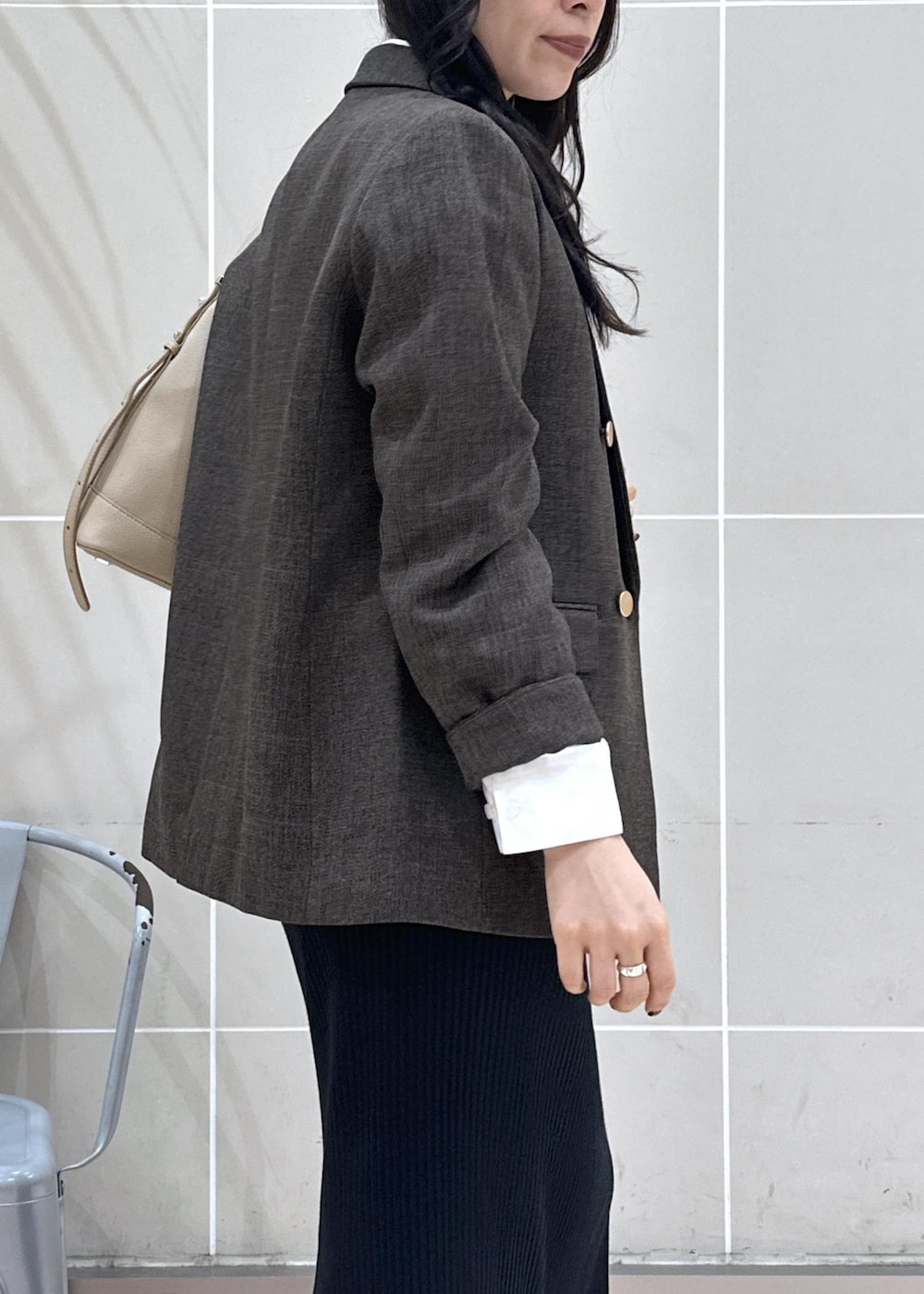 ホワイト系のシャツ/ブラウス、ブラウン系のテーラードジャケット、ベージュ系のショルダーバッグを着用したレディースの秋コーディネートの7枚目の写真