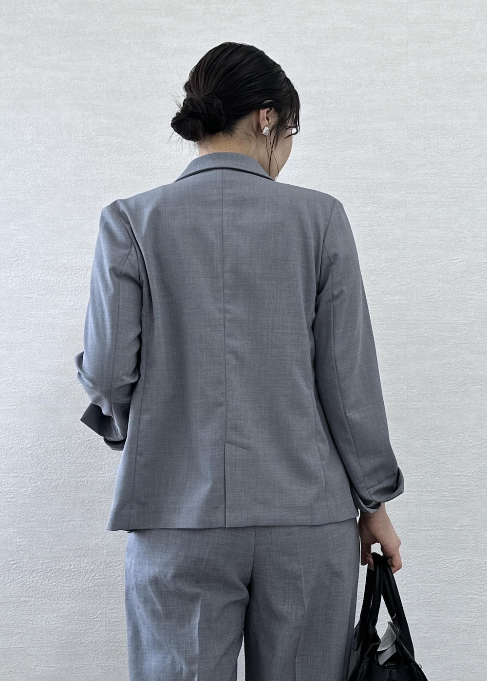 ブラック系のローファー、ブラック系のトートバッグ、ブラック系のタンクトップを着用したレディースの春コーディネートの8枚目の写真