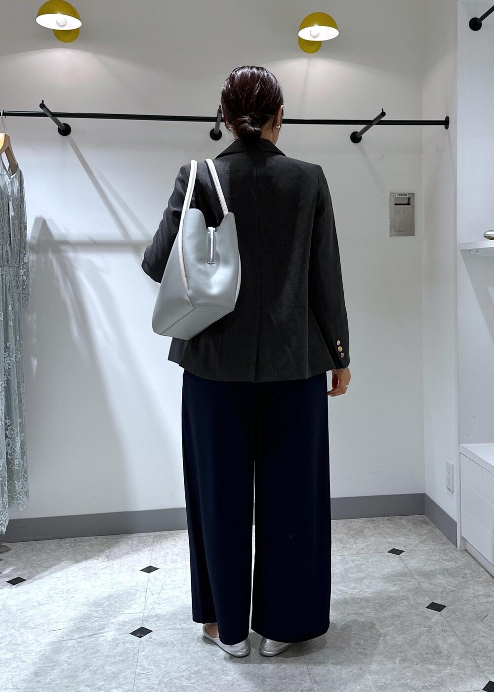 ブルー系のシャツ/ブラウス、ブルー系のその他パンツ、ブラック系のテーラードジャケットを着用したレディースの夏コーディネートの5枚目の写真