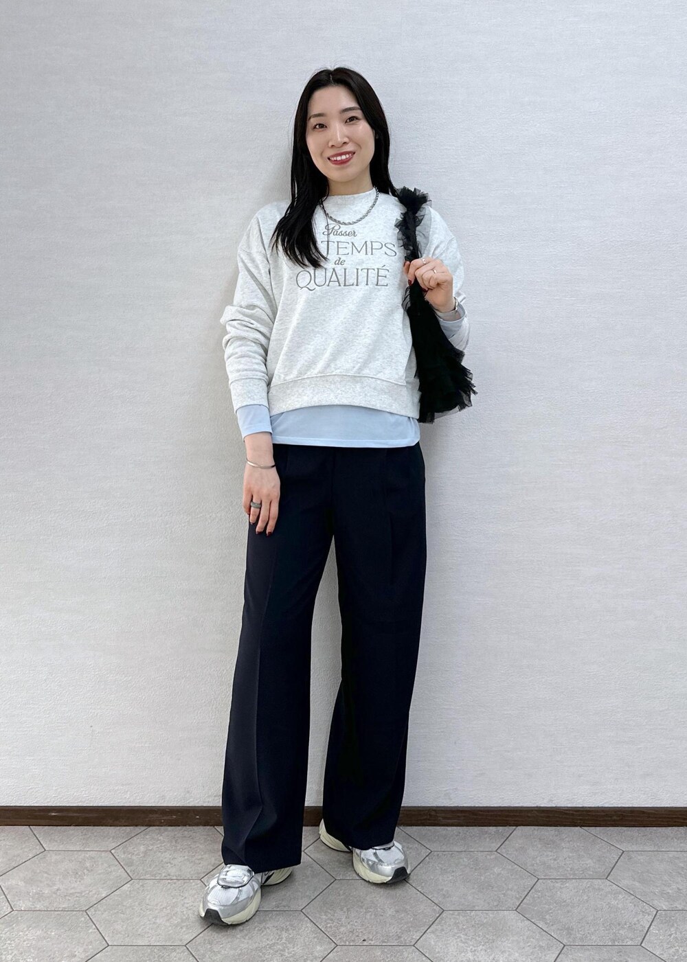 ブルー系のTシャツ/カットソー、グレー系のスウェット、ブルー系のその他パンツを着用したレディースの冬コーディネートの2枚目の写真