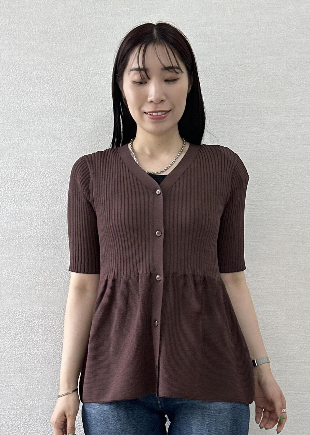 ブラウン系のカーディガン/ボレロ、ブラック系のトートバッグ、ブルー系のデニムパンツを着用したレディースの夏コーディネートの6枚目の写真