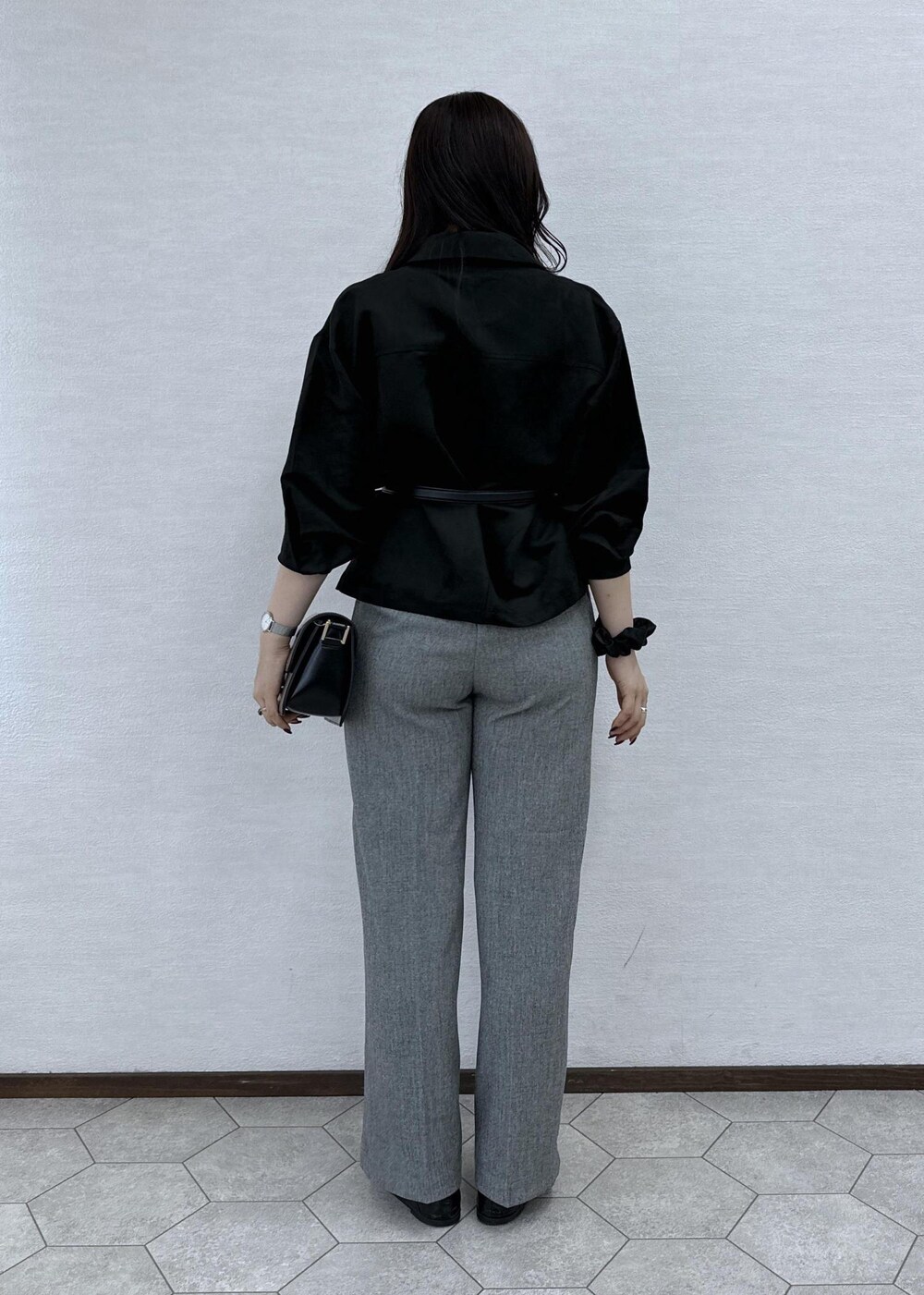 ブラック系のシャツ/ブラウス、グレー系のその他パンツ、ブラック系のショルダーバッグを着用したレディースの秋コーディネートの5枚目の写真