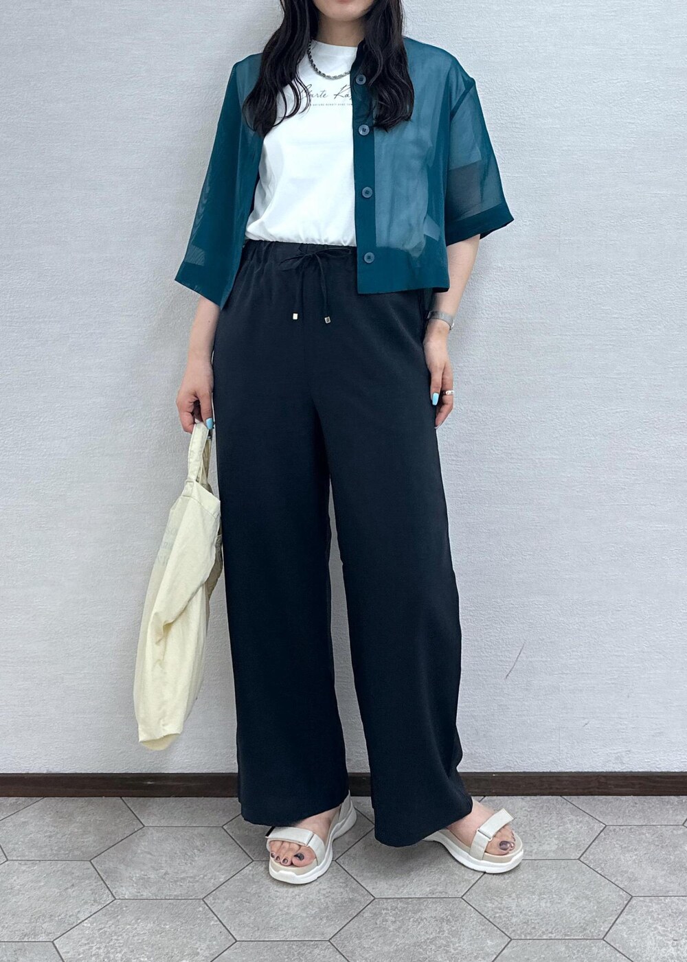 グリーン系のシャツ/ブラウス、ホワイト系のTシャツ/カットソー、グレー系のその他パンツを着用したレディースの夏コーディネートの5枚目の写真