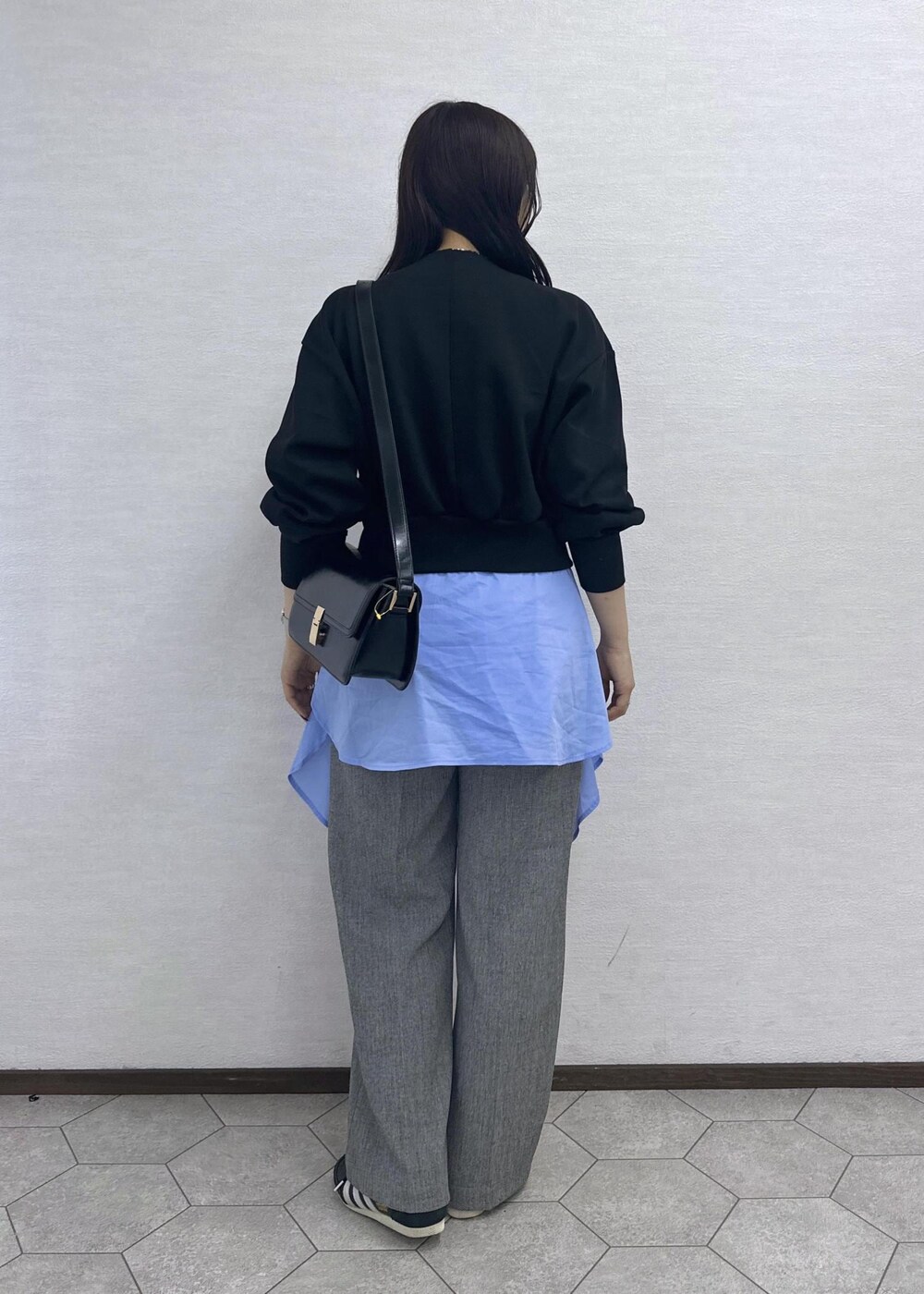 ブラック系のショルダーバッグ、グレー系のその他パンツ、ブルー系のシャツ/ブラウスを着用したレディースの秋コーディネートの6枚目の写真