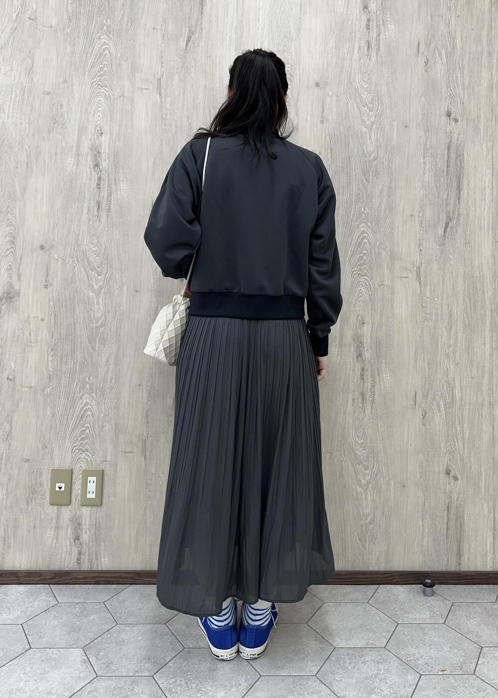 グレー系のワンピース、ピンク系のショルダーバッグ、グレー系のその他アウターを着用したレディースの冬コーディネートの2枚目の写真