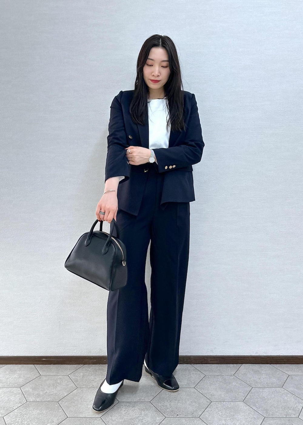 ブラック系のパンプス、ホワイト系のTシャツ/カットソー、ブルー系のその他パンツを着用したレディースの冬コーディネートの4枚目の写真