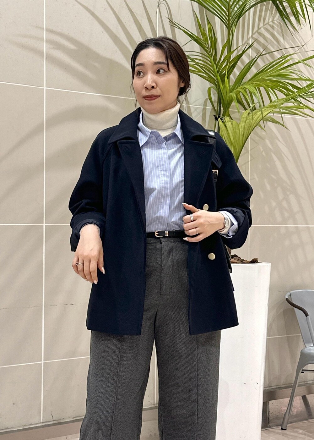 ブルー系のシャツ/ブラウス、ブルー系のその他アウター、ホワイト系のニット/セーターを着用したレディースの秋コーディネートの7枚目の写真