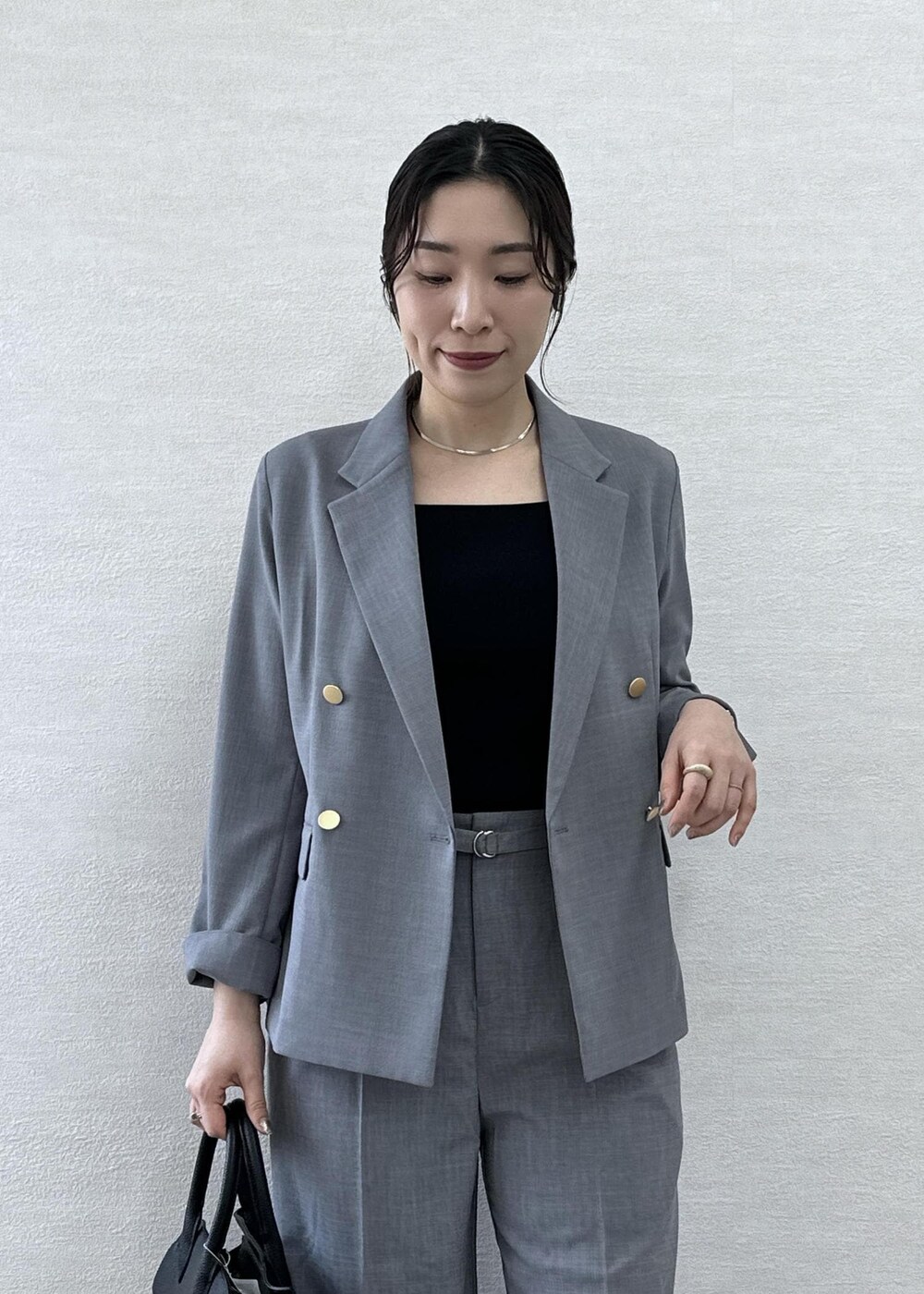 ブラック系のローファー、ブラック系のトートバッグ、ブラック系のタンクトップを着用したレディースの春コーディネートの7枚目の写真