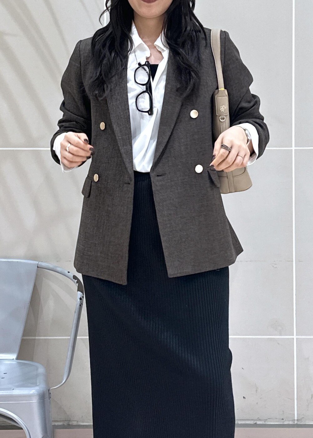 ホワイト系のシャツ/ブラウス、ブラウン系のテーラードジャケット、ベージュ系のショルダーバッグを着用したレディースの秋コーディネートの6枚目の写真