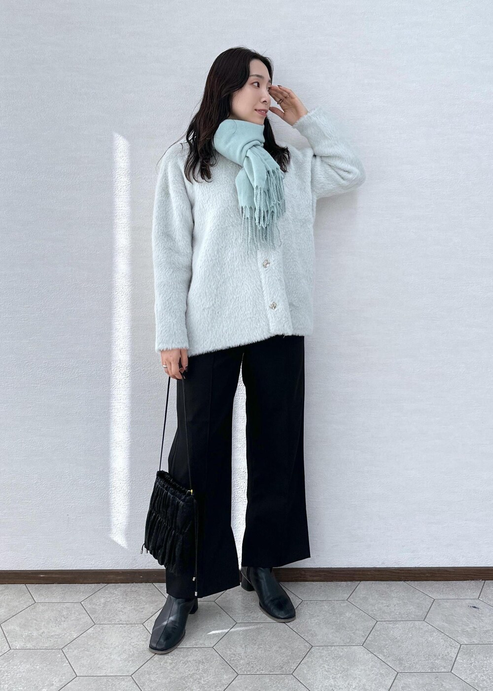 ブラック系のその他パンツ、ブラック系のブーツ、ブラック系のショルダーバッグを着用したレディースの冬コーディネートの3枚目の写真