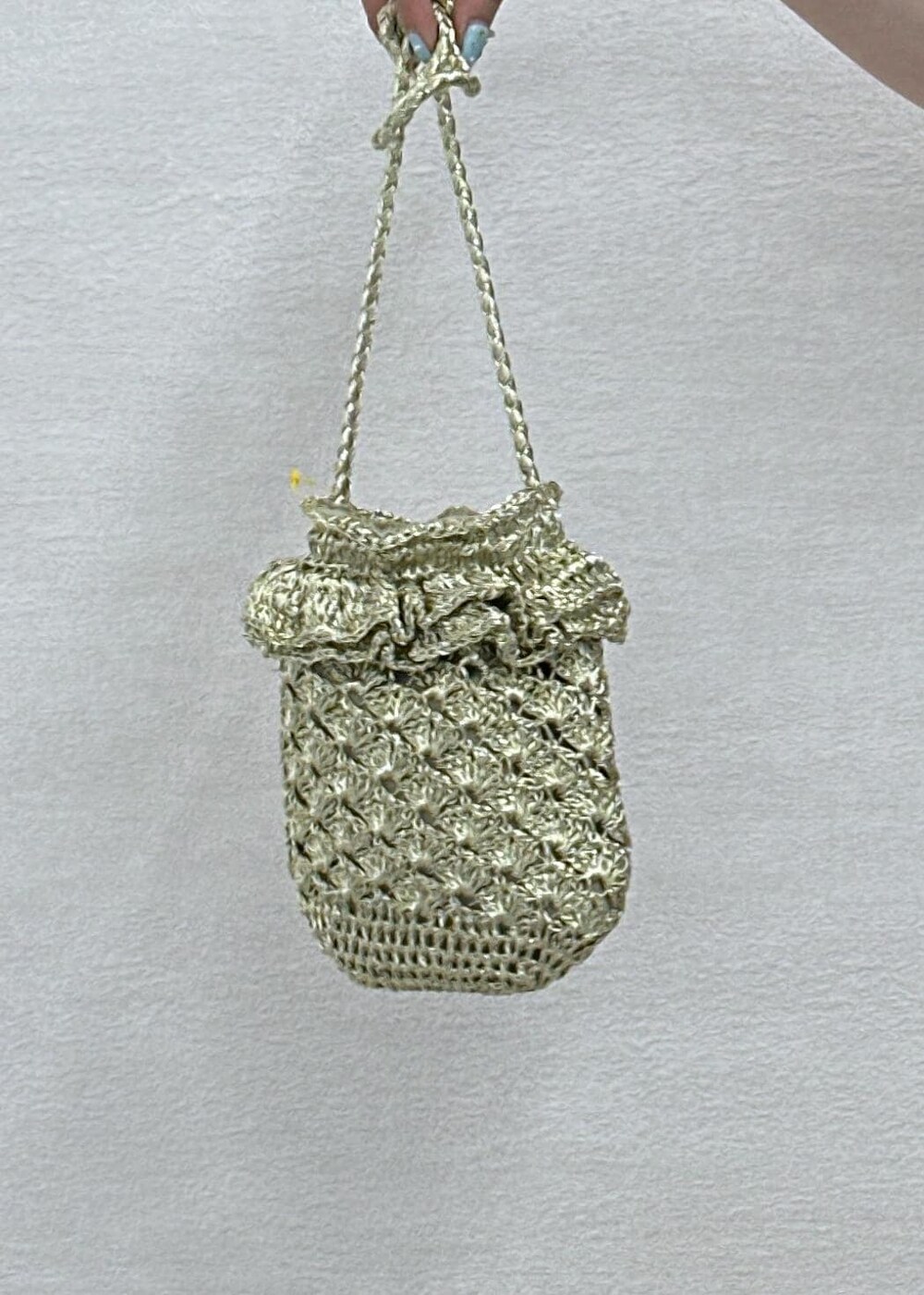 ベージュ系のその他パンツ、ゴールド系のショルダーバッグ、ブラック系のTシャツ/カットソーを着用したレディースの夏コーディネートの7枚目の写真