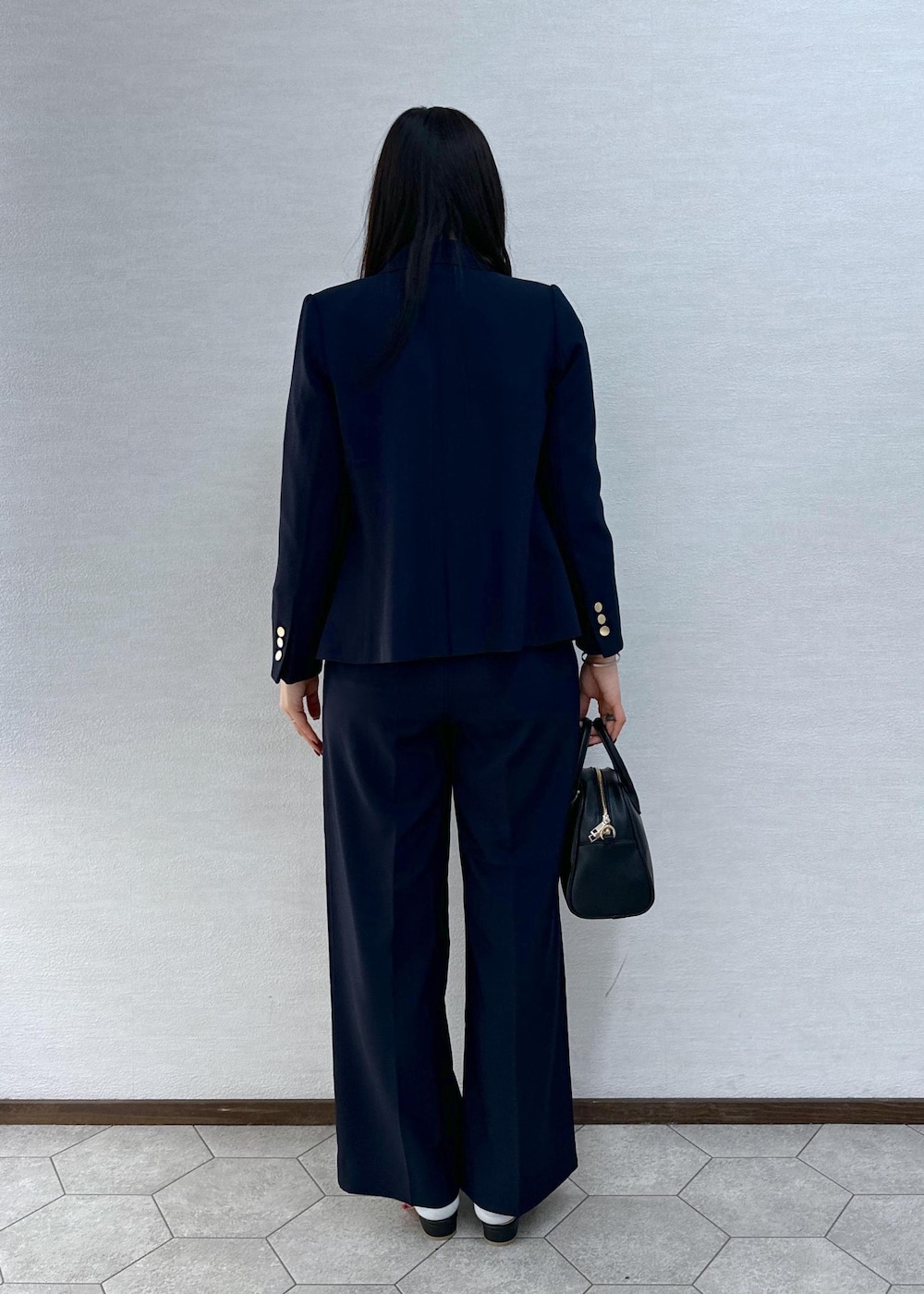 ブラック系のパンプス、ホワイト系のTシャツ/カットソー、ブルー系のその他パンツを着用したレディースの冬コーディネートの6枚目の写真