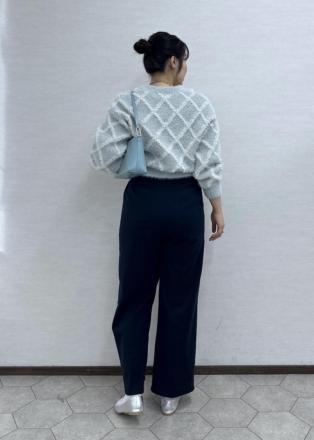 シルバー系のバレエシューズ、ブルー系のその他パンツ、ブルー系のショルダーバッグを着用したレディースの冬コーディネートの5枚目の写真