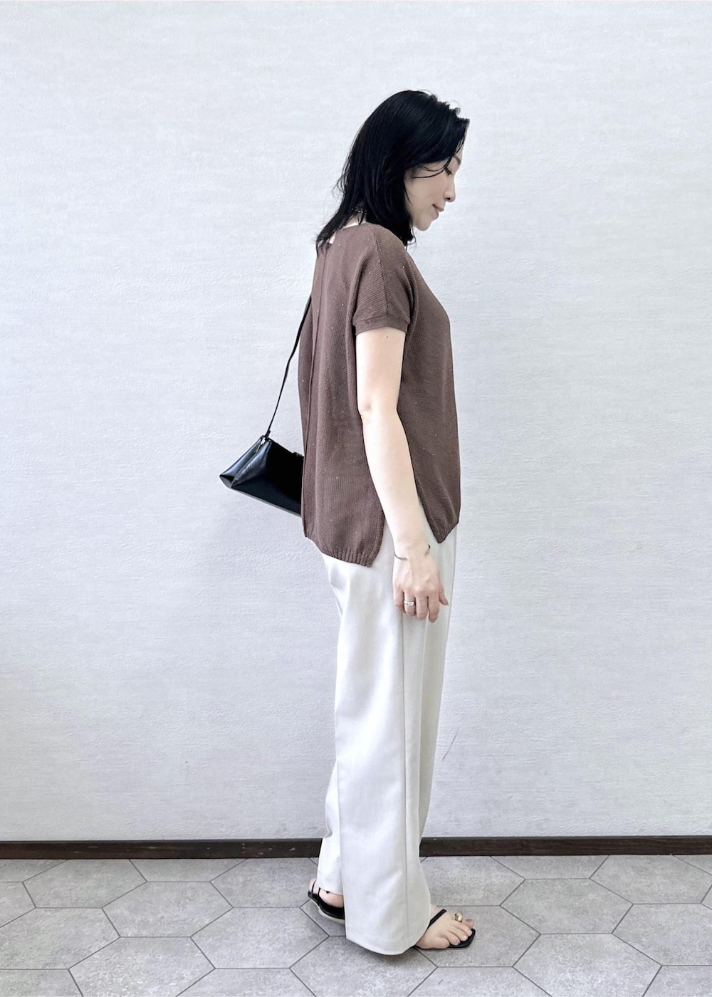 ベージュ系のその他パンツ、ブラック系のショルダーバッグ、イエロー系のニット/セーターを着用したレディースの夏コーディネートの5枚目の写真