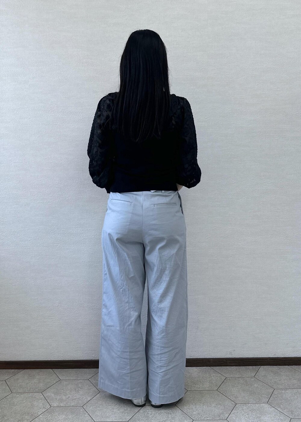 ブルー系のその他パンツ、シルバー系のショルダーバッグ、ブラック系のカーディガン/ボレロを着用したレディースの春コーディネートの4枚目の写真