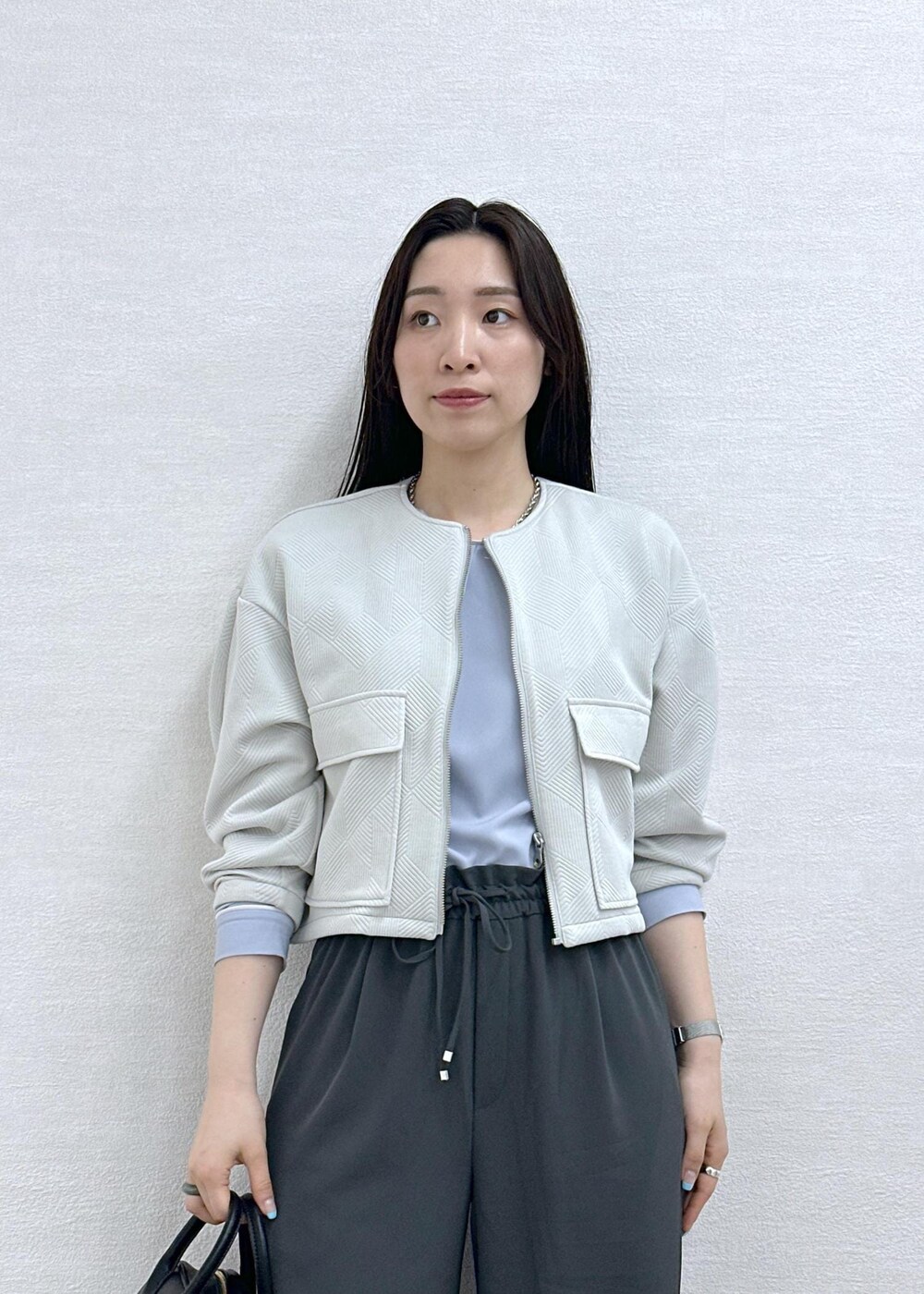 ブルー系のシャツ/ブラウス、グレー系のブルゾン、グレー系のその他パンツを着用したレディースの春コーディネートの8枚目の写真