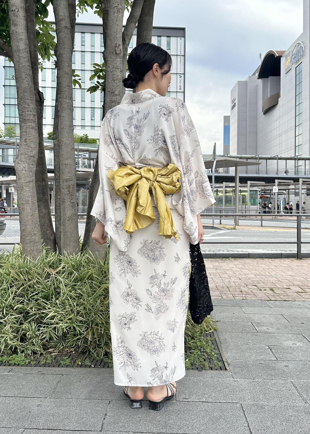 ブラック系のトートバッグ、パープル系の浴衣を着用したレディースの夏コーディネートの6枚目の写真