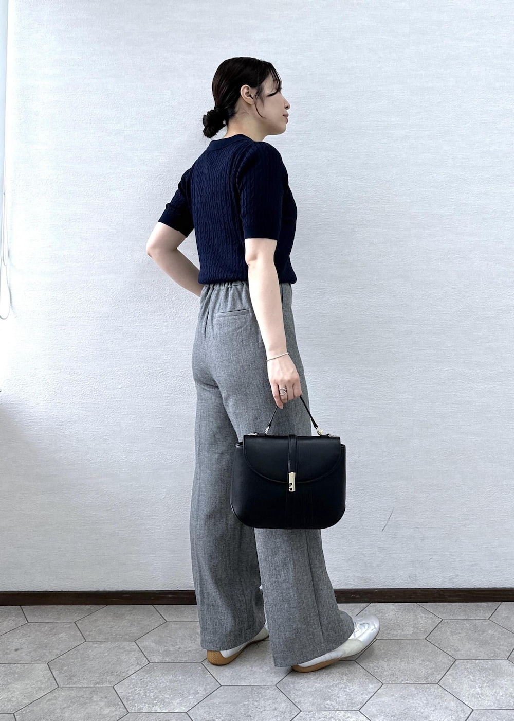 ブラック系のショルダーバッグ、グレー系のその他パンツ、ブルー系のニット/セーターを着用したレディースの春コーディネートの3枚目の写真