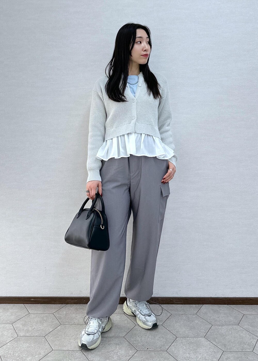 グレー系のカーゴパンツ、ブルー系のTシャツ/カットソー、グレー系のカーディガン/ボレロを着用したレディースの冬コーディネートの3枚目の写真