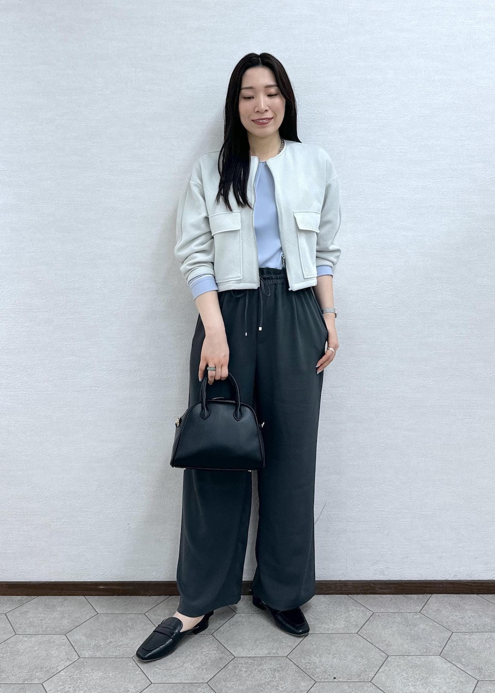 ブルー系のシャツ/ブラウス、グレー系のブルゾン、グレー系のその他パンツを着用したレディースの春コーディネートの2枚目の写真