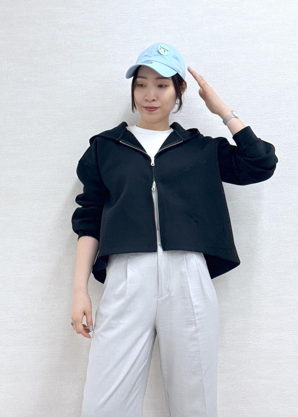 ブラック系のパーカー、グレー系のその他パンツ、ホワイト系のTシャツ/カットソーを着用したレディースの春コーディネートの5枚目の写真