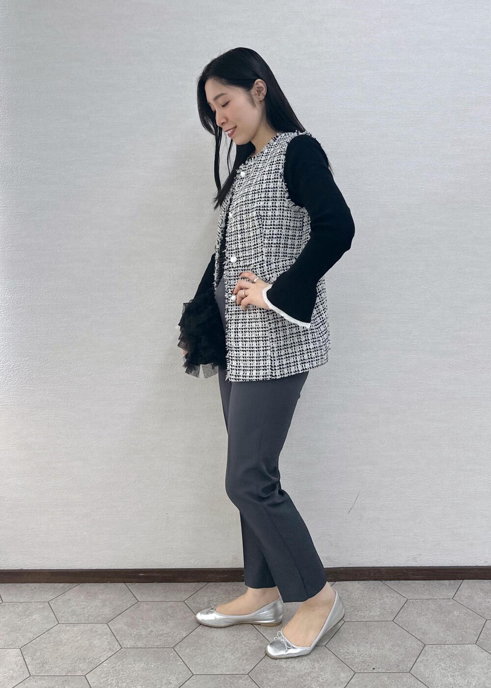 ブラック系のニット/セーター、グレー系のその他パンツ、ブラック系のベストを着用したレディースの冬コーディネートの4枚目の写真