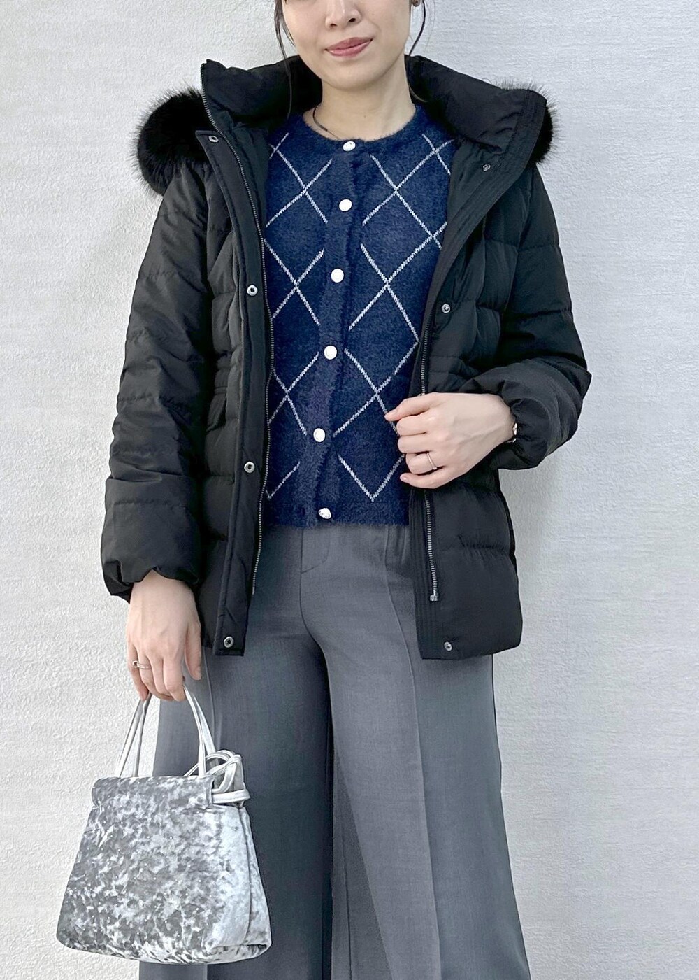 グレー系のその他パンツ、ブルー系のカーディガン/ボレロ、ブラック系のダウンジャケット/コートを着用したレディースの冬コーディネートの7枚目の写真