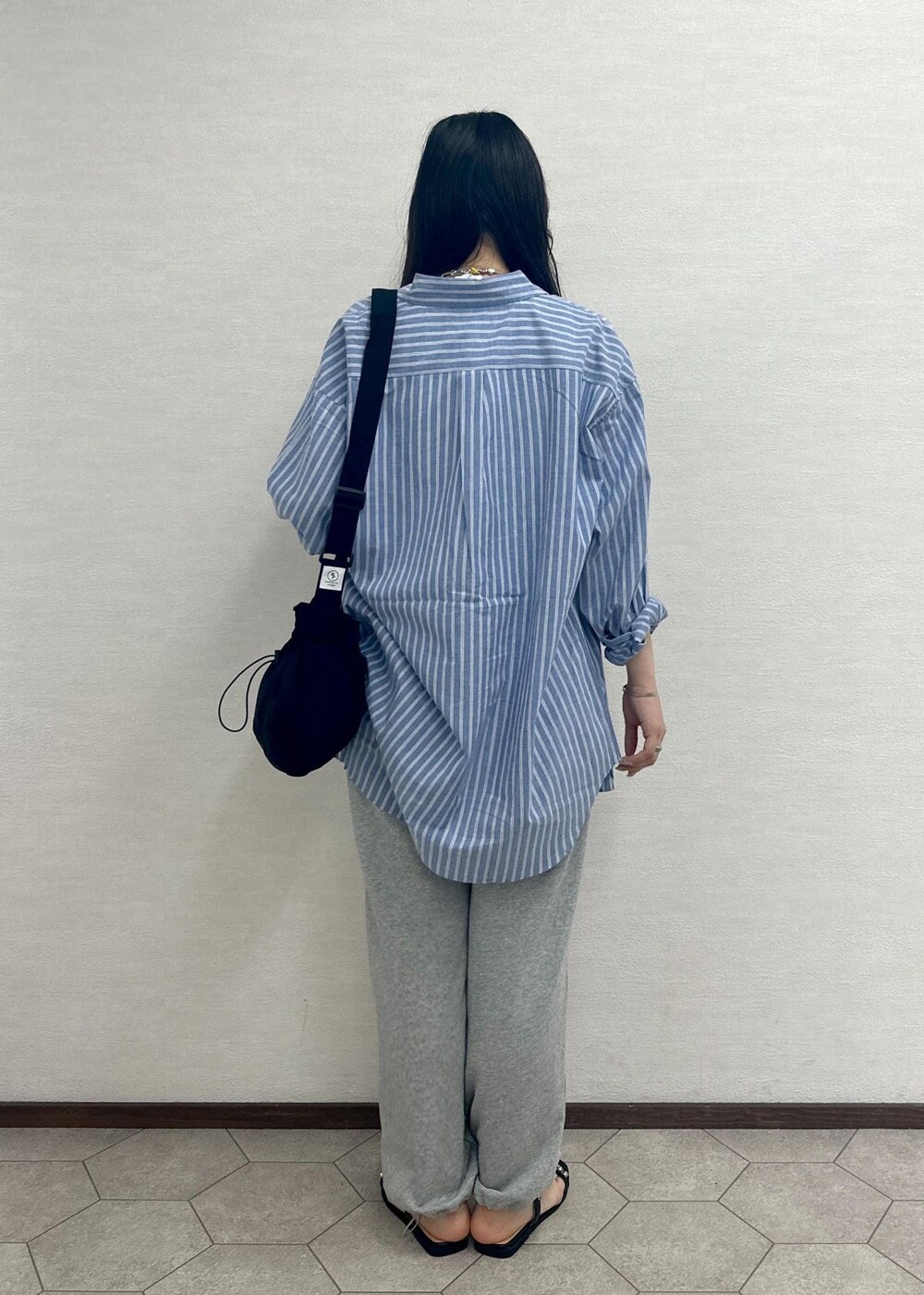 ブラック系のサンダル、ブラック系のショルダーバッグ、ホワイト系のタンクトップを着用したレディースの春コーディネートの4枚目の写真