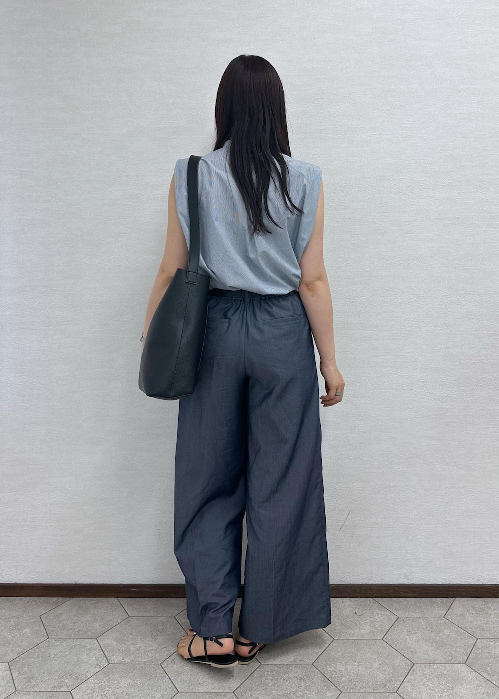 ブルー系のシャツ/ブラウス、ブルー系のその他パンツ、ブラック系のサンダルを着用したレディースの夏コーディネートの4枚目の写真