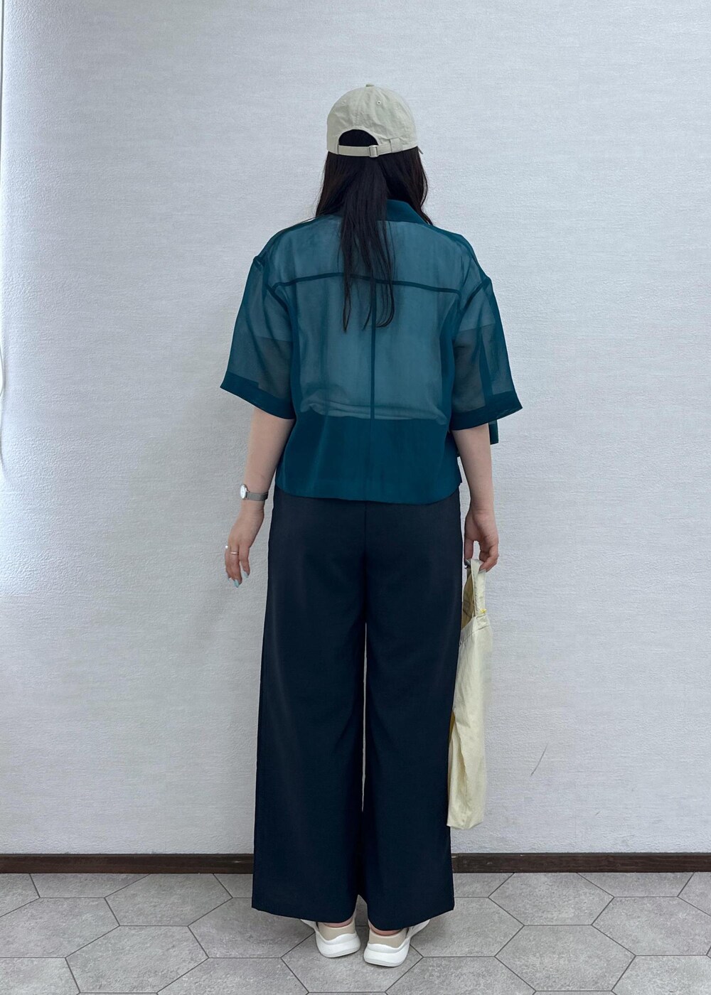 グリーン系のシャツ/ブラウス、ホワイト系のTシャツ/カットソー、グレー系のその他パンツを着用したレディースの夏コーディネートの4枚目の写真