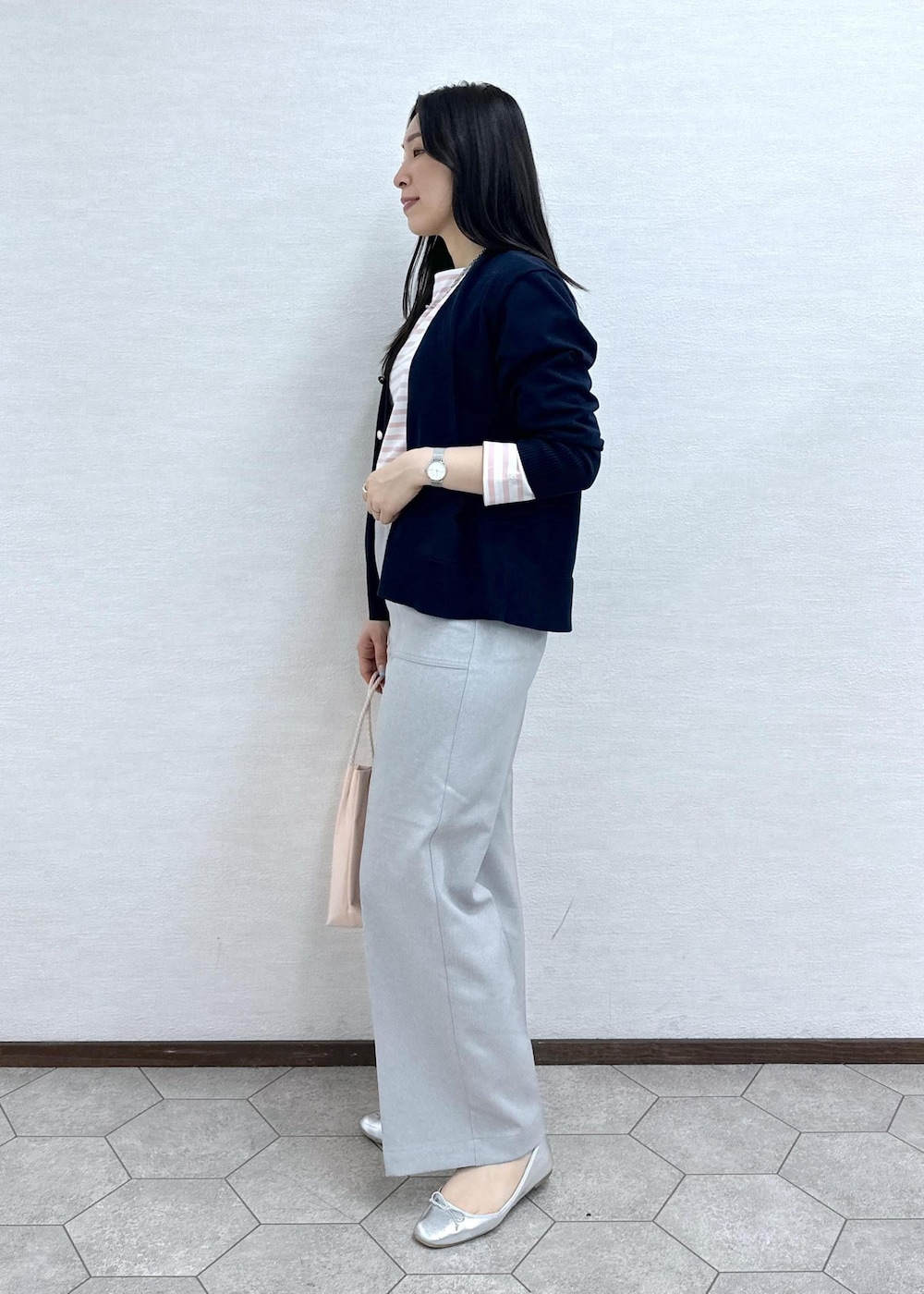 ブルー系のカーディガン/ボレロ、ピンク系のTシャツ/カットソー、グレー系のその他パンツを着用したレディースの春コーディネートの4枚目の写真