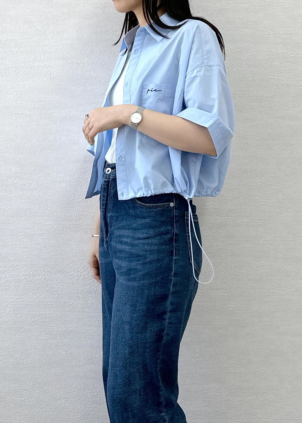 ブルー系のシャツ/ブラウス、ブルー系のデニムパンツ、ホワイト系のキャミソールを着用したレディースの夏コーディネートの6枚目の写真