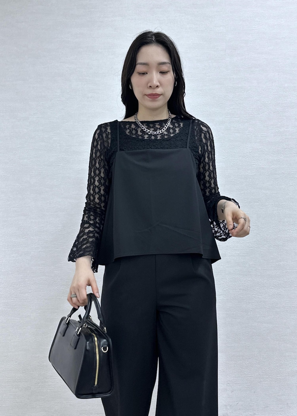 ブラック系のボストンバッグ、ブラック系のつなぎ/オールインワン、ブラック系のTシャツ/カットソーを着用したレディースの春コーディネートの7枚目の写真