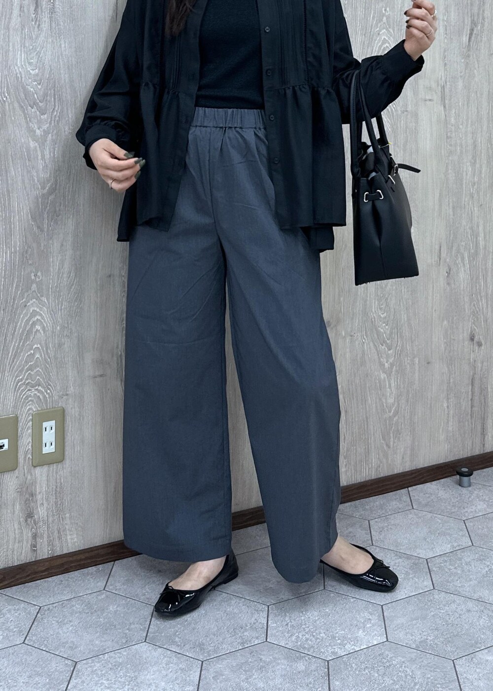 ブラック系のバレエシューズ、ブラック系のトートバッグ、グレー系のその他パンツを着用したレディースの秋コーディネートの8枚目の写真