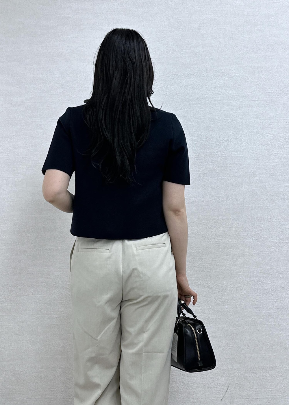 ブラック系のボストンバッグ、ブラック系のサンダル、ベージュ系のその他パンツを着用したレディースの春コーディネートの8枚目の写真