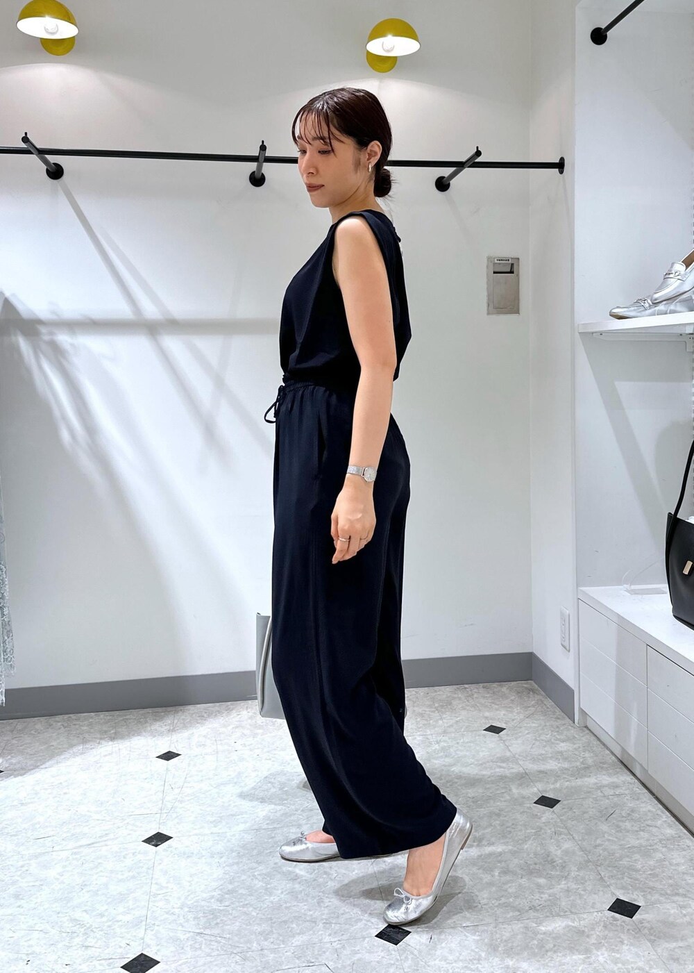 ブルー系のシャツ/ブラウス、ブルー系のその他パンツ、ブラック系のテーラードジャケットを着用したレディースの夏コーディネートの9枚目の写真