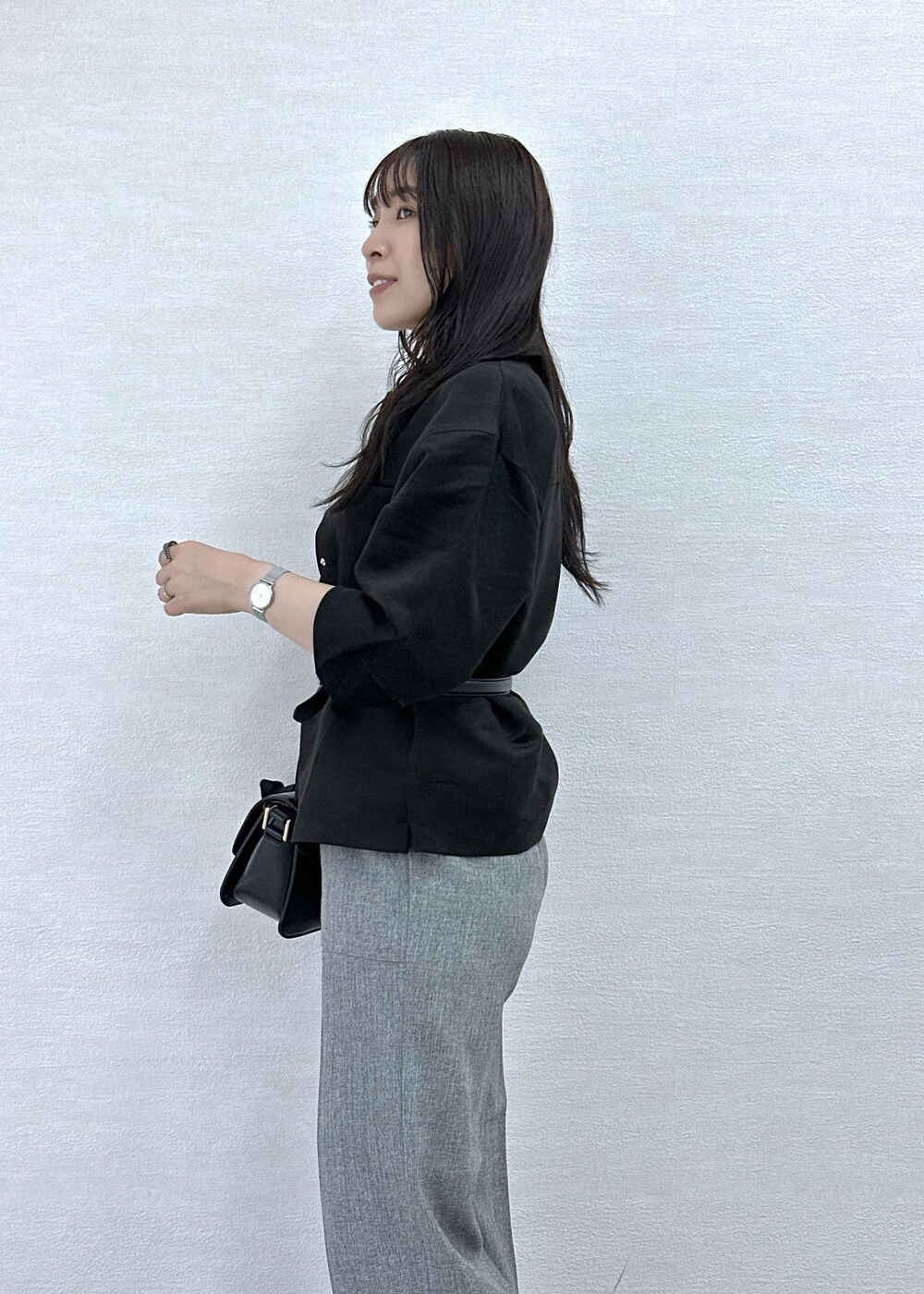 ブラック系のシャツ/ブラウス、グレー系のその他パンツ、ブラック系のショルダーバッグを着用したレディースの秋コーディネートの6枚目の写真