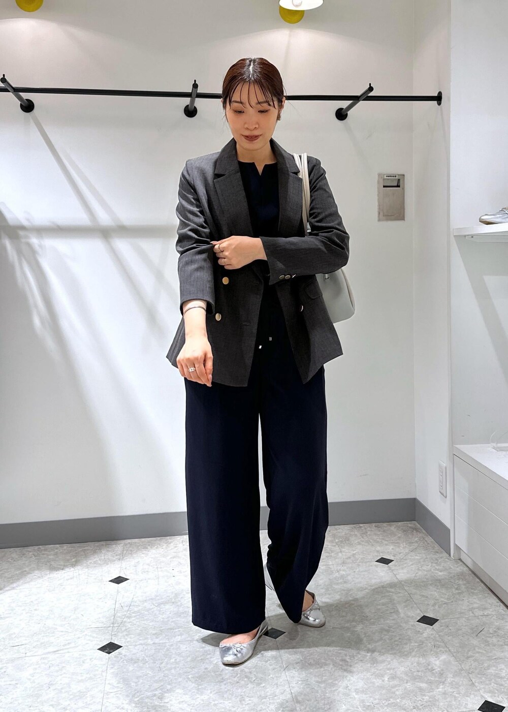 ブルー系のシャツ/ブラウス、ブルー系のその他パンツ、ブラック系のテーラードジャケットを着用したレディースの夏コーディネートの2枚目の写真