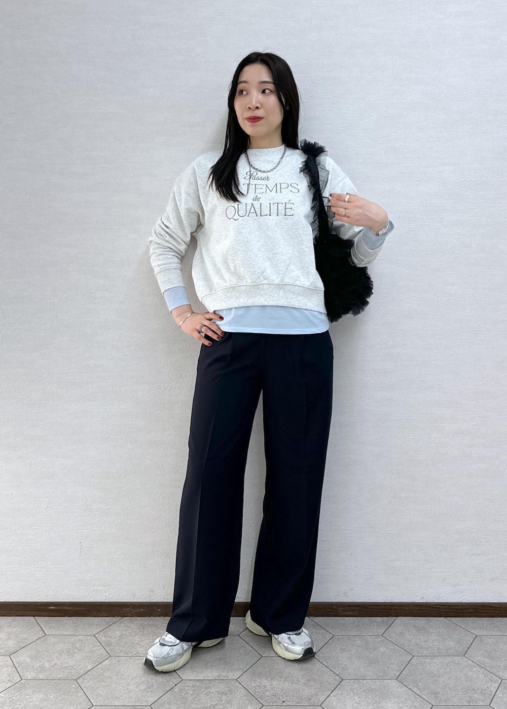 ブルー系のTシャツ/カットソー、グレー系のスウェット、ブルー系のその他パンツを着用したレディースの冬コーディネートの3枚目の写真